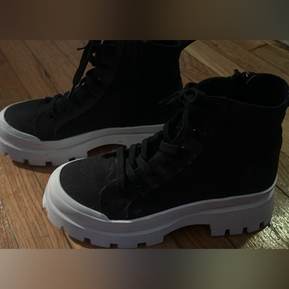 Steve maden black and white platform